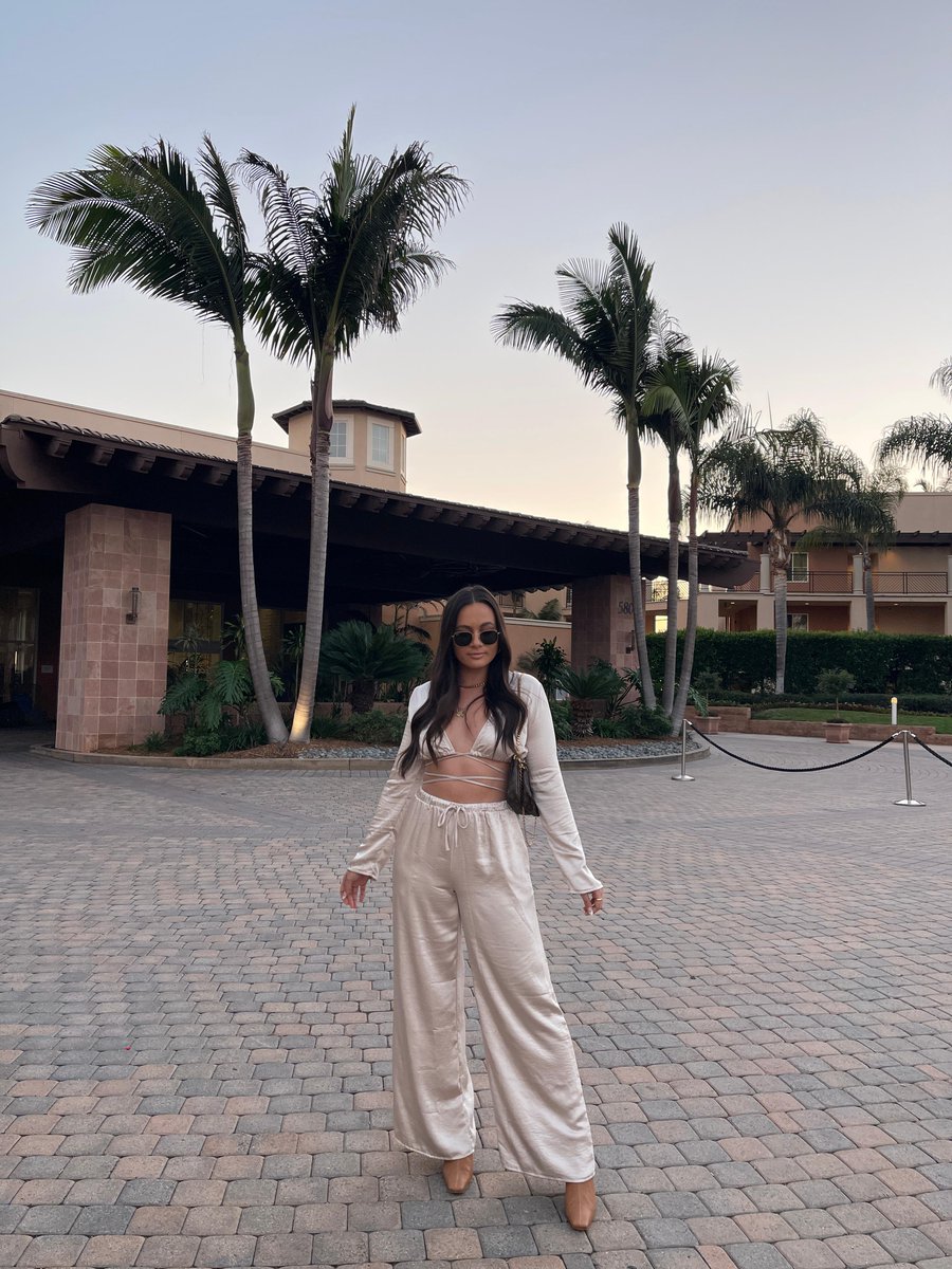 Traveling in style 😍 
📸 // @fashionablysurfed @shestyledwhat @smileyrhylae
.
.
.
.
#carlsbad #visitcarlsbad #sandiego #vacation #staycation #hiltontapestrycollection #HiltonGetaway #SouthernCalifornia