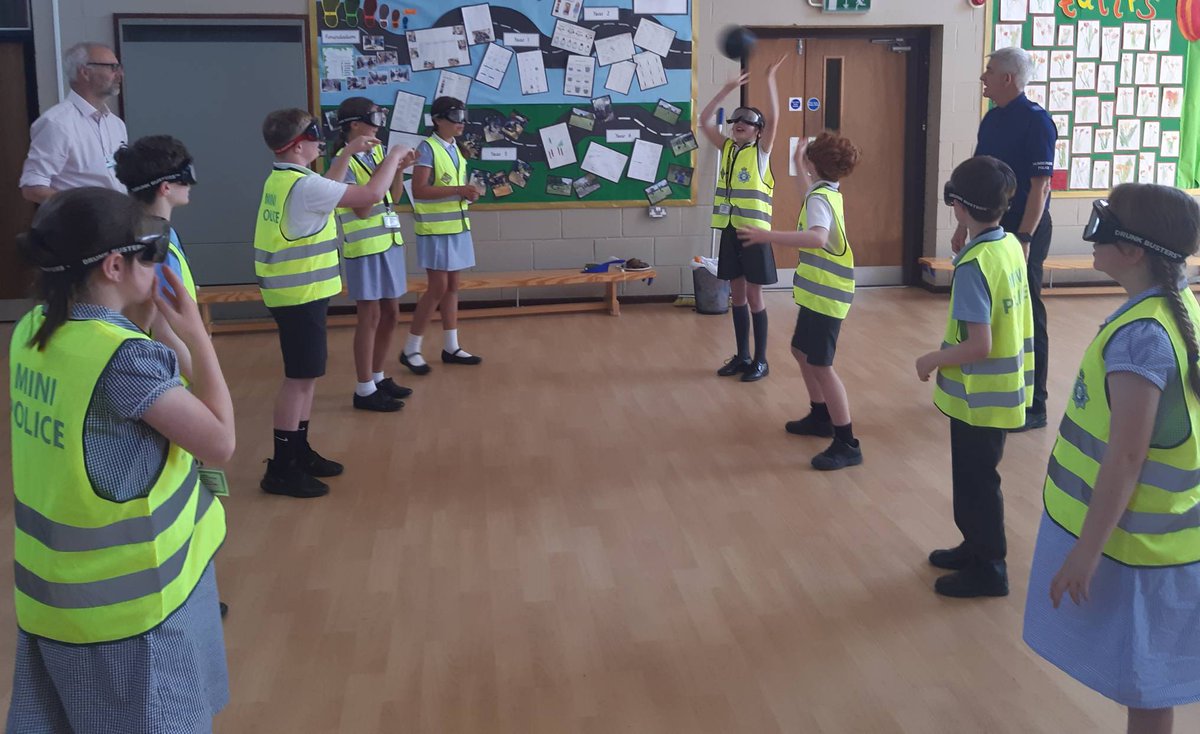 seaside1053: RT @Humberbeat_ERYN: #RuralTaskForce #DriffieldCommunityTeam Today the RTF & PCSO Sharp delivered the Social Responsibility lesson to the @NaffertonSchool Rural Mini Police. They learnt about the dangers of alcohol & drugs, & even experience…
