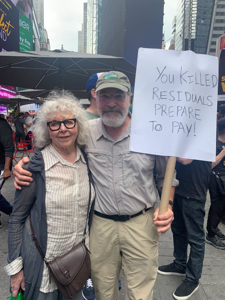 'You killed residuals prepare to pay' - Mandy Patinkin and his wife Kathryn Grody attend today's Broadway-themed #writersstrike picket in Times Square