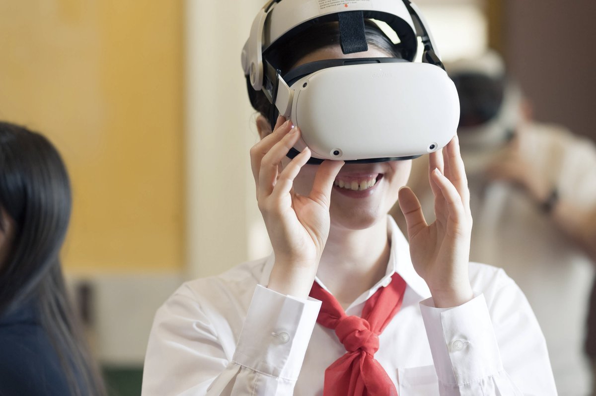museumsmartview's tweet photo. Attraverso l'uso dei visori VR e di device dedicati, con un'app per l'AR, i ragazzi dell’IIS Don Geremia Piscopo hanno preso parte ad una delle prime #MSVExperience per un tour immersivo e interattivo. https://t.co/iGzNg9Mtip