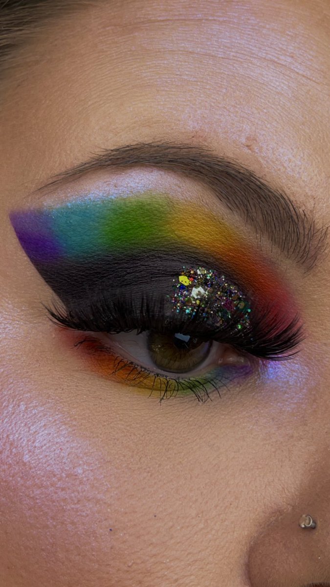 glambycat's tweet photo. Recreated a look I did 4 years ago 🖤🌈🙏🏻
#makeup #makeupartist #pridemonth #pride #ally
Eyes: @blendbunnycos @ABHcosmetics
Face: @OFRACosmetics @milkmakeup @TooFaced @WinkyLux @jaclyncosmetics 
Lips: @OFRACosmetics 
Brows: @ABHcosmetics @milkmakeup https://t.co/22O4ZBxV2J