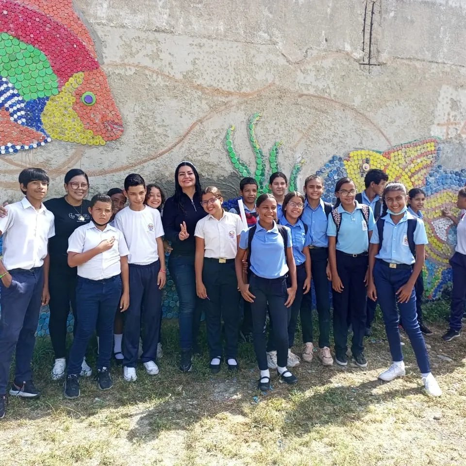 Visita de la Profe Xiomara Luna compartiendo con los estudiantes la UE Simón Rodríguez en la colocación de tapas en el Mural Ecológico de la Av. Alí Lebrum. Excelente 👋👋👋👋          
 <a href="/_LaAvanzadora/">Yelitze Santaella</a>
<a href="/xiomaluna/">XIOMARA LUNA PROFESIONALES Y TÉCNICOS</a> 
@MPPEDUCACION
<a href="/DGCPatrimonioy2/">DGCULTURA_MPPE</a> <a href="/CDCEPtoCabello/">CDCE Puerto Cabello</a>.   <a href="/CDCECarabobo/">CDCE Carabobo</a>