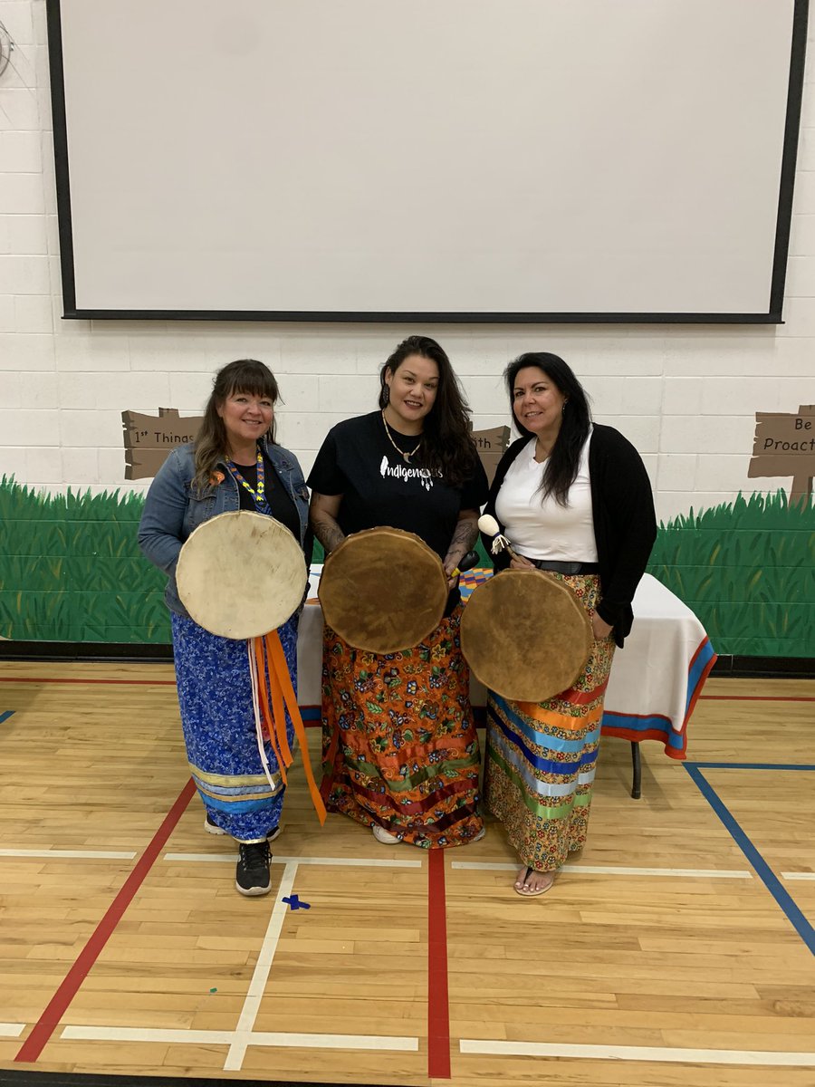 MsKylaC's tweet photo. Today we had a school wide presentation with the Sacred Circle Drummers 🥁💗🪶🪔 thank you my friends for grounding us, teaching us &amp; celebrating #NationalIndigenousHistoryMonth with us 🤎 #fmcsd https://t.co/D7FtRjXRT5