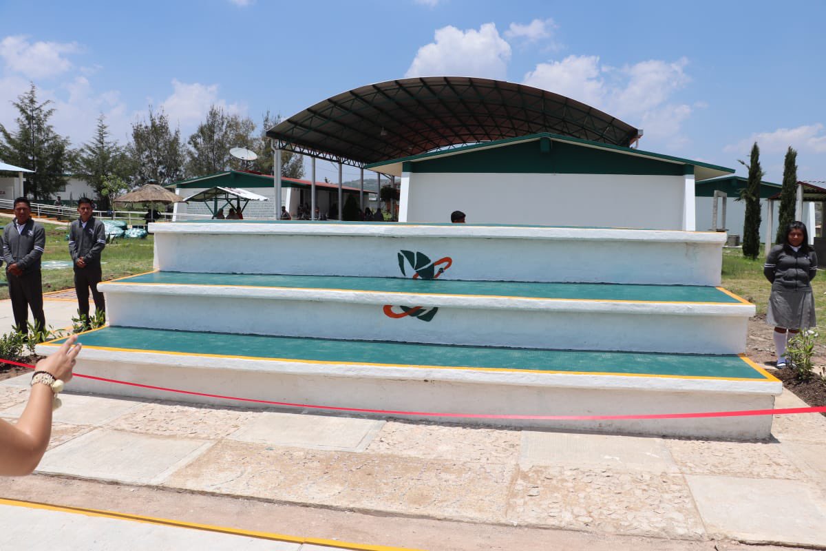 blancaluzmtz's tweet photo. Alumnas y alumnos de sexto semestre del EMSaD 66 de Magdalena Yodocono hicieron entrega de unas gradas y una palapa al centro educativo, como parte de un proyecto de evaluación en el que aplicaron conocimientos teóricos y prácticos de la materia de administración 2. Sin duda este es un claro ejemplo de dedicación y compromiso. 

En el @CECyTEOaxaca nos sentimos muy orgullosos de ustedes, por ser agentes de cambio y aplicar sus conocimientos para contribuir al mejoramiento de su entorno.

#OrgulloCECyTE
#UnPuebloTransformandoSuHistoria