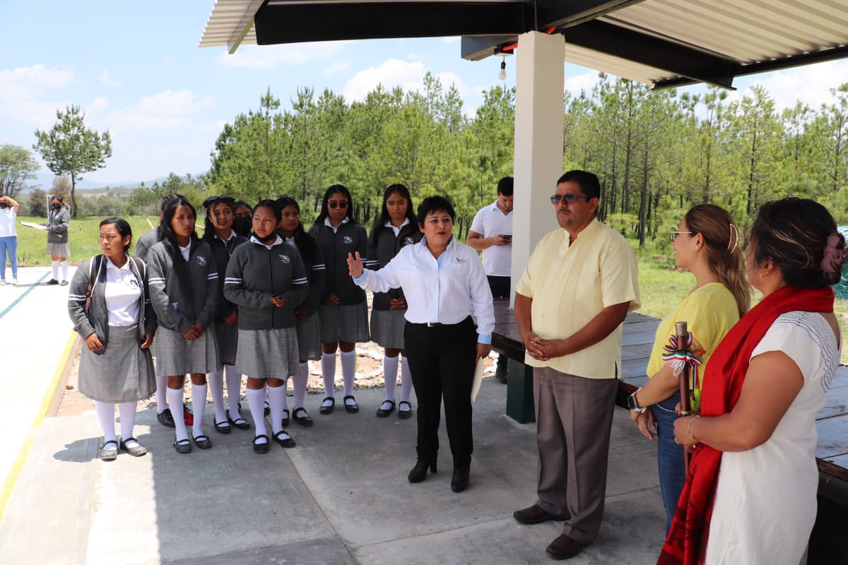 blancaluzmtz's tweet photo. Alumnas y alumnos de sexto semestre del EMSaD 66 de Magdalena Yodocono hicieron entrega de unas gradas y una palapa al centro educativo, como parte de un proyecto de evaluación en el que aplicaron conocimientos teóricos y prácticos de la materia de administración 2. Sin duda este es un claro ejemplo de dedicación y compromiso. 

En el @CECyTEOaxaca nos sentimos muy orgullosos de ustedes, por ser agentes de cambio y aplicar sus conocimientos para contribuir al mejoramiento de su entorno.

#OrgulloCECyTE
#UnPuebloTransformandoSuHistoria