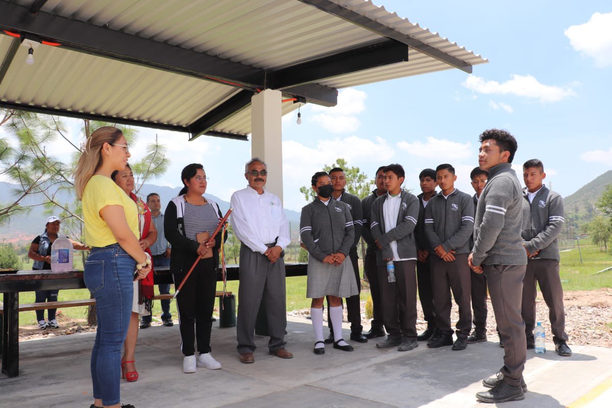 blancaluzmtz's tweet photo. Alumnas y alumnos de sexto semestre del EMSaD 66 de Magdalena Yodocono hicieron entrega de unas gradas y una palapa al centro educativo, como parte de un proyecto de evaluación en el que aplicaron conocimientos teóricos y prácticos de la materia de administración 2. Sin duda este es un claro ejemplo de dedicación y compromiso. 

En el @CECyTEOaxaca nos sentimos muy orgullosos de ustedes, por ser agentes de cambio y aplicar sus conocimientos para contribuir al mejoramiento de su entorno.

#OrgulloCECyTE
#UnPuebloTransformandoSuHistoria