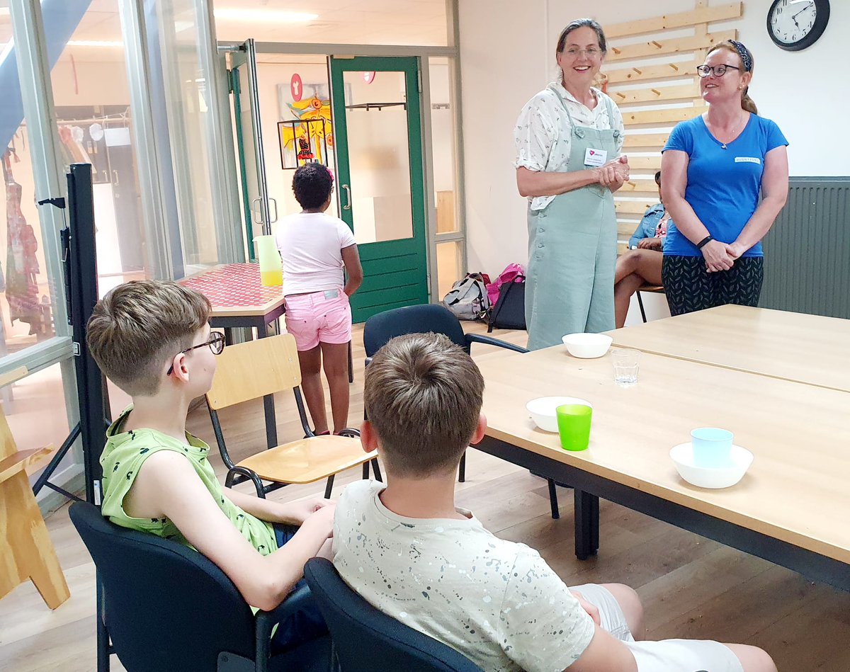 PiezoTalentenAc's tweet photo. Wat hebben we vandaag veel geleerd van Machelien van #Buurtzorg ! Zij is #verpleegkundige, #docent en #casemanager dementie. Ze vertelde over de stoma en de katheter en we gingen zelf oefenen met het aan doen van steunkousen. En ja ze ontdekte  #talent voor #zorg in de groep https://t.co/Mvoey47EjI