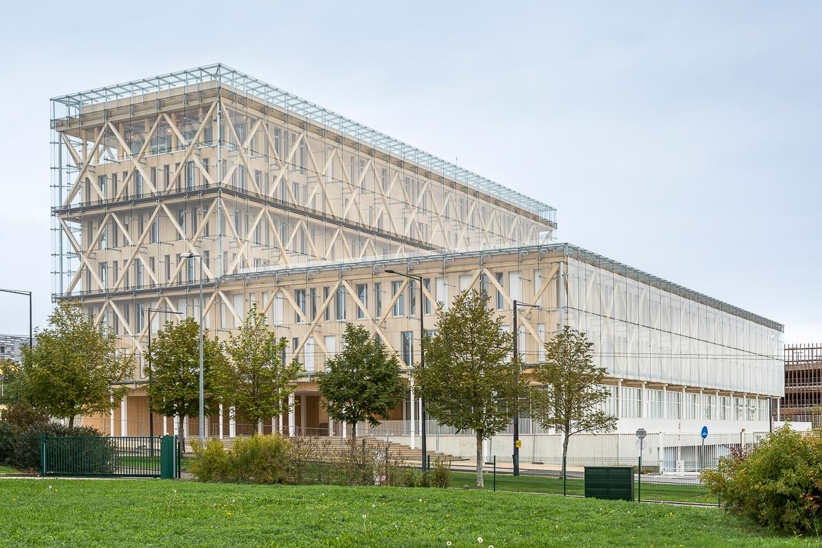 arquitect_viva's tweet photo. Sede del grupo financiero CEBFC en Dijon, Francia
GRAAM architecture
Elevado sobre un podio de hormigón, el edificio de siete alturas presenta una estructura de vigas y viguetas de madera contralaminada CLT, envuelta por una doble piel vidriada.
https://t.co/OyvUgPeG3c https://t.co/MuUvbkx3D2