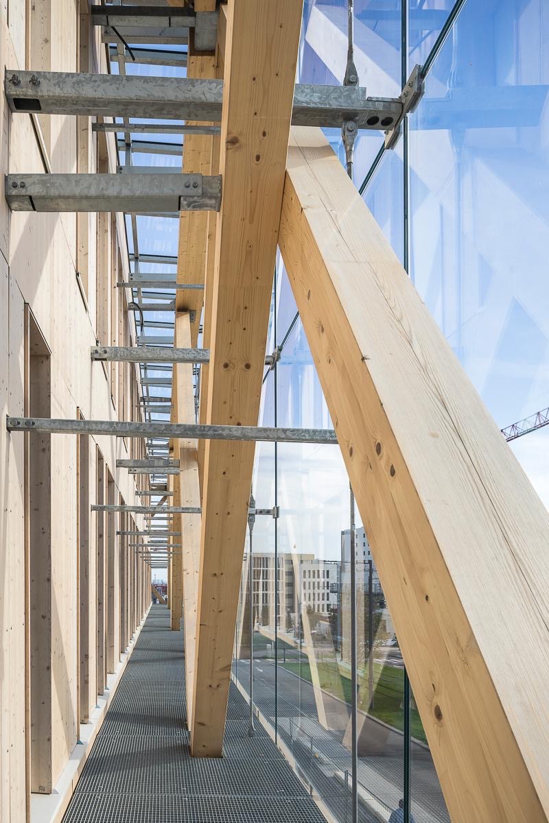 arquitect_viva's tweet photo. Sede del grupo financiero CEBFC en Dijon, Francia
GRAAM architecture
Elevado sobre un podio de hormigón, el edificio de siete alturas presenta una estructura de vigas y viguetas de madera contralaminada CLT, envuelta por una doble piel vidriada.
https://t.co/OyvUgPeG3c https://t.co/MuUvbkx3D2