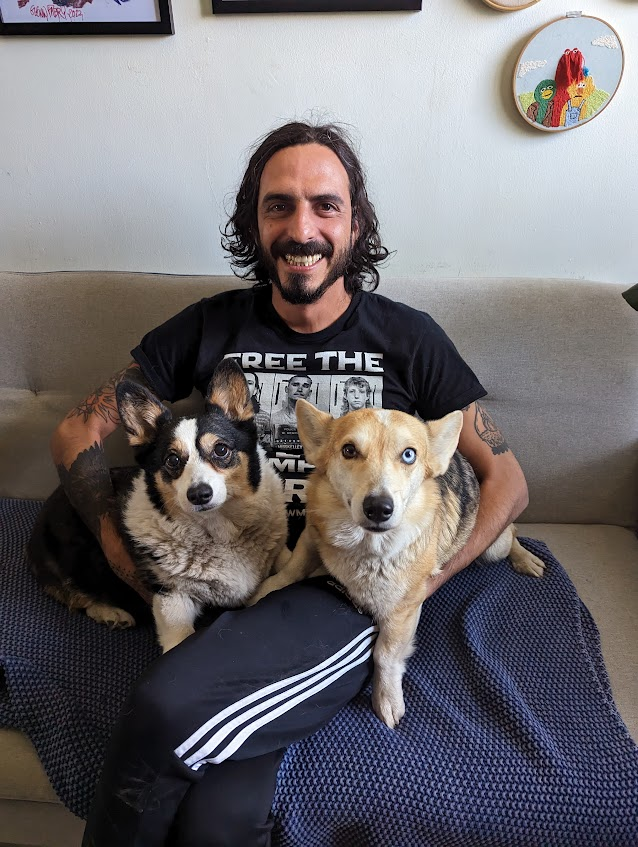 ElBadiablo's tweet photo. 3 sigilos, 3 corgis adoptados. Me rehúso a vivir en una realidad mundana en donde no creyera en la magia. 
Welcome home you magnificent Ziggy Stardog. 
Be weird. https://t.co/RYjQVvftDg