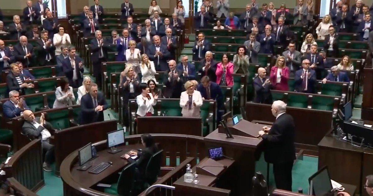 Kaczyński hat heute im polnischen Sejm ein Referendum in der Frage der "Zwangsumverteilung" von Geflüchteten nach Polen durch den Asyl-Beschluss #GEAS angekündet.
PiS schaltet jetzt voll in den rassistisch-nationalistischen Wahlmobilisierungsmodus.