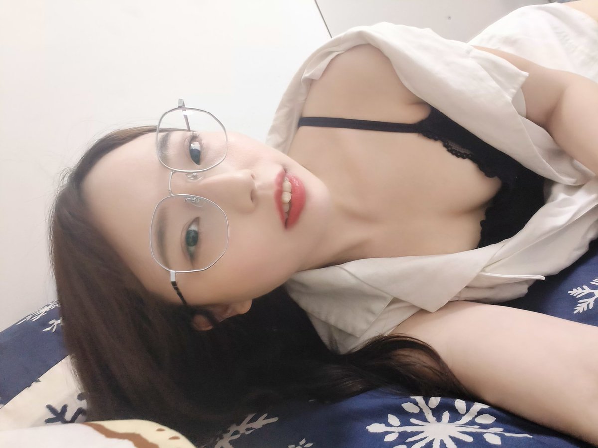 Maguro0716's tweet photo. New glasses 💕 https://t.co/pRyHOZjP20