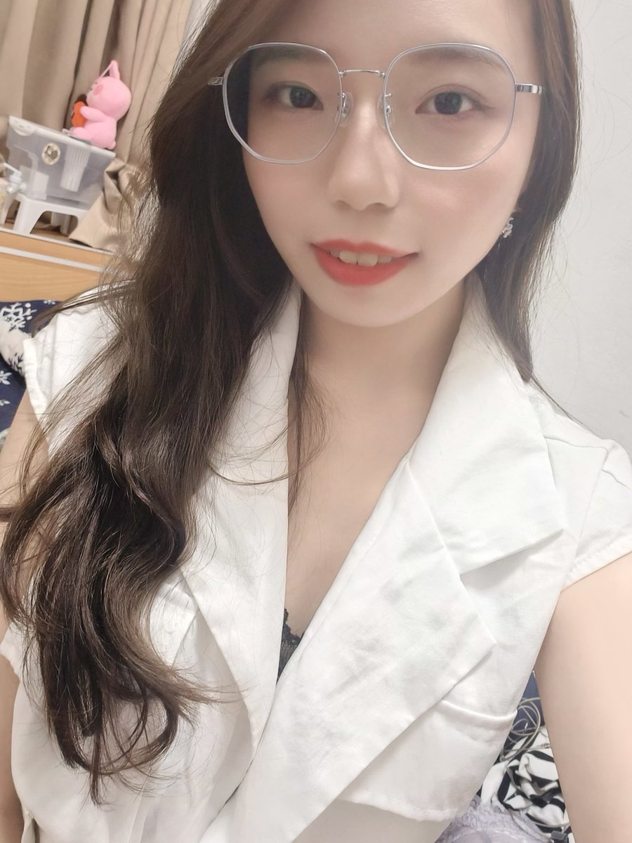 Maguro0716's tweet photo. New glasses 💕 https://t.co/pRyHOZjP20