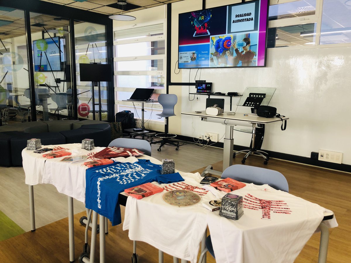 FernandoBoillos's tweet photo. Hoy he tenido la suerte de impartir para el profesorado de @ucm_educacion un seminario sobre “Acercamiento al aprendizaje con Realidad Aumentada, Realidad Virtual y Metaverso” en su Hiperaula 🔝

@ftsaez @imgende @flipped_primary @aburgaya @educa360_EdTech @bodyplanetAR @nolo14 https://t.co/IOtBveJjq5