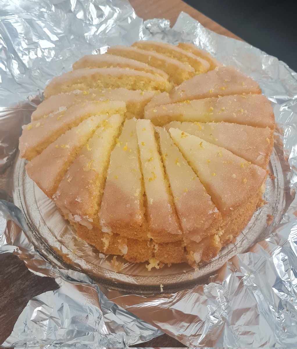 Homemade sponge cake for the staff on Tryfan today, made by a patients wife. 
We are being spoilt this week. This is the second family to bring in homemade cake. 🎂 
Such a kind gesture <a href="/NickyJo75735089/">Nicky Jones</a>