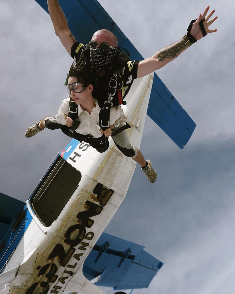PangBelleTH's tweet photo. Dropzone Thailand : Rayong 🪂Fun, exciting, open to new experiences Challenge and overcome fear  At first I was so excited that I wanted to cry. but I can skip Thanks to the instructor took good care of me and was friendly. 📷

#Dropzone #DropzoneThailand
 #Rayong #Thailand https://t.co/VCByDuWU3I