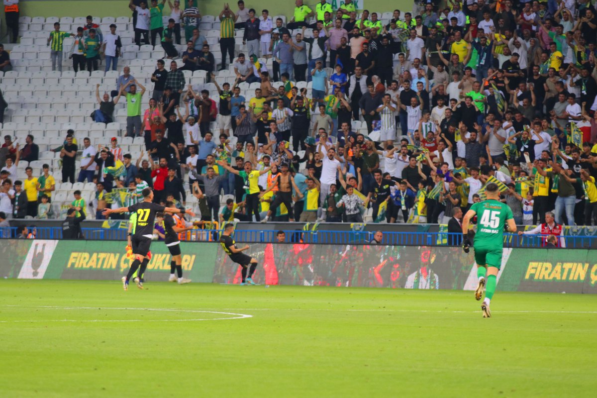 Neler oluyor neleeeerrrrrr...

O koşuyor kimse yetişemiyor...
O koşuyor bir şeyler oluyor...

Goooollll gollll golllll
Mert Çapar atıyor 🏆