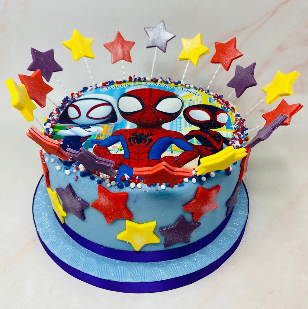 🕷️#SpideyAndFriends on an 8" Victoria sponge cake, decorated with fondant star wands for extra pazazz! ⭐⁠🍰Order your bespoke cake on my website, link in bio.  ⁠I bake and decorate from my kitchen in #ClaphamJunction, I love designing #BespokeCakes for your special event!⁠
