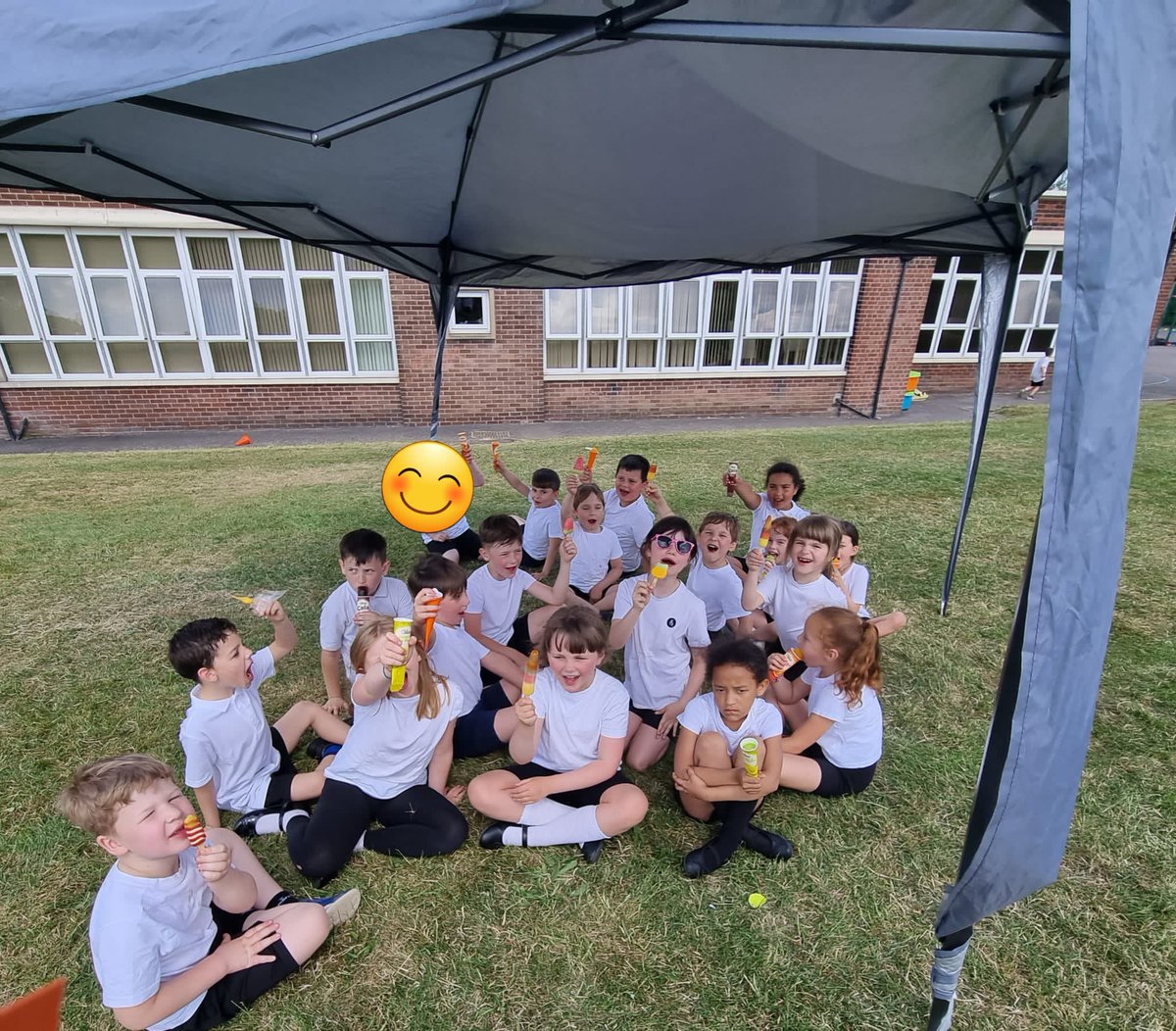 mrs_mcclare's tweet image. What a fabulous day! PE in the sunshine with RUFC, followed by an ice lolly. Perfect! 🎾☀️@RedscopeSchool @LisaSigsworth  @MissDobbin1