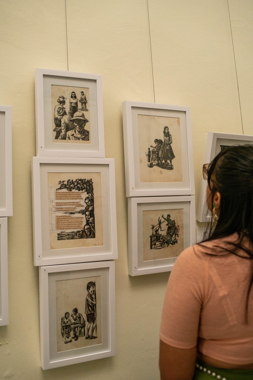 Algunas de las piezas de la exhibición Voz entre tintas – Dibujo y gráfica en torno a la obra de René Marqués en la División de Educación a la Comunidad, fotos del ICP en Twitter