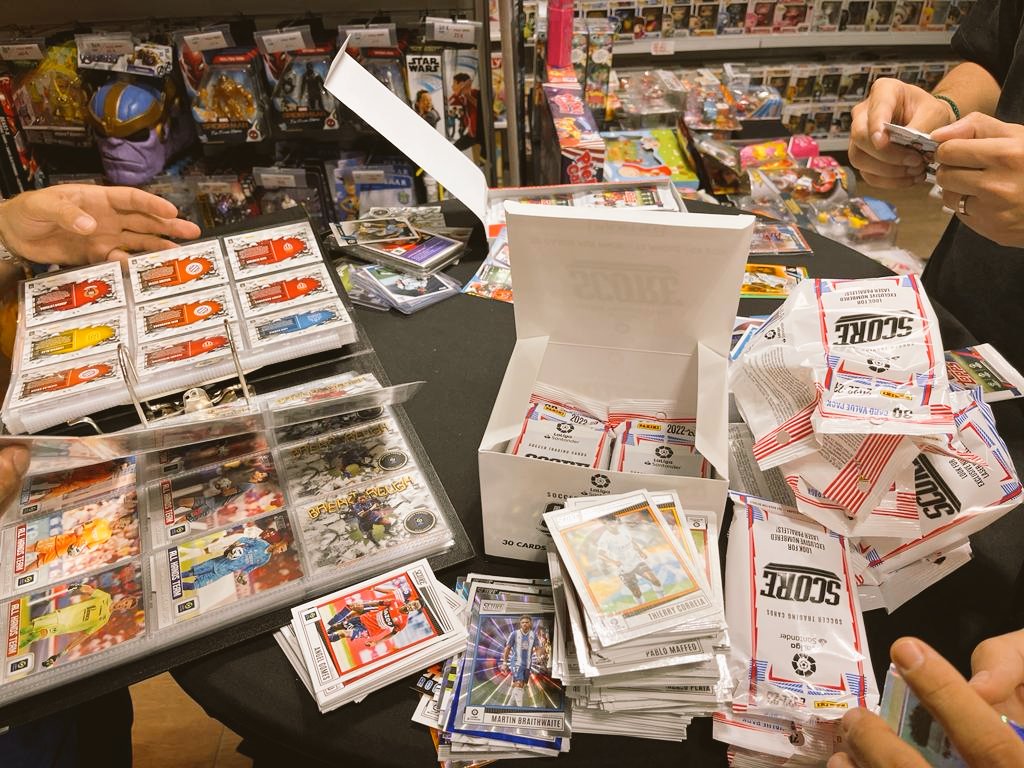 MCollectorsMars's tweet image. Ça se passe comme ça les ouvertures de cartes chez #MagicCollectors sur la #MagicTable ! 😀 Rdv les mercredis &amp;amp; samedis 11h-20h Hotline 0442321336 #Paniniscore #Paniniscoreligue1 #Liga #seriea  #Aubagne #Marseille #topps #NBACardsAddict @vicw_32 #bowman  #mlb #NFL #soccercards