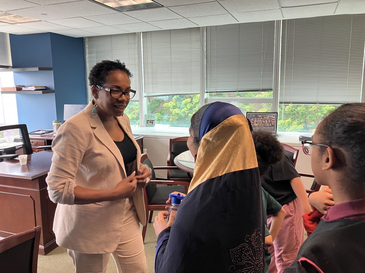 counselorcolon's tweet photo. ⁩It was an idea that we were uncertain where to start but thanks to ⁦@KamillahMHanks⁩ our MSK community project will pass as legislation to restrict illegal vape shops. Bravo ⁦⁦@PS16School⁩ ⁦@PS10FortHill⁩ ⁦@LeadersPs74⁩ ⁦@DrMarionWilson⁩ https://t.co/KDq9CRSb1F