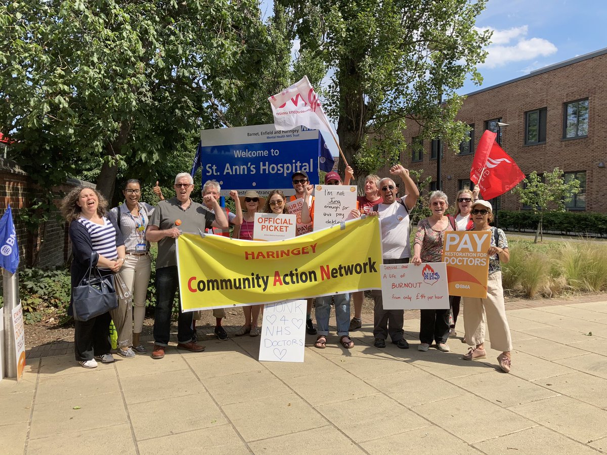 #solidarity in full force at our 
#picketline today.

Thanks for joining @unitetheunion #haringey and #haringeycommunityactionnetwork #HCAN 🙌

#JuniorDoctorsStrike #fairpayrestoration #fairpay #doctors #medics #MedTwitter #BMA 
@BMA_JuniorDocs @Doctors_Vote @TheBMA