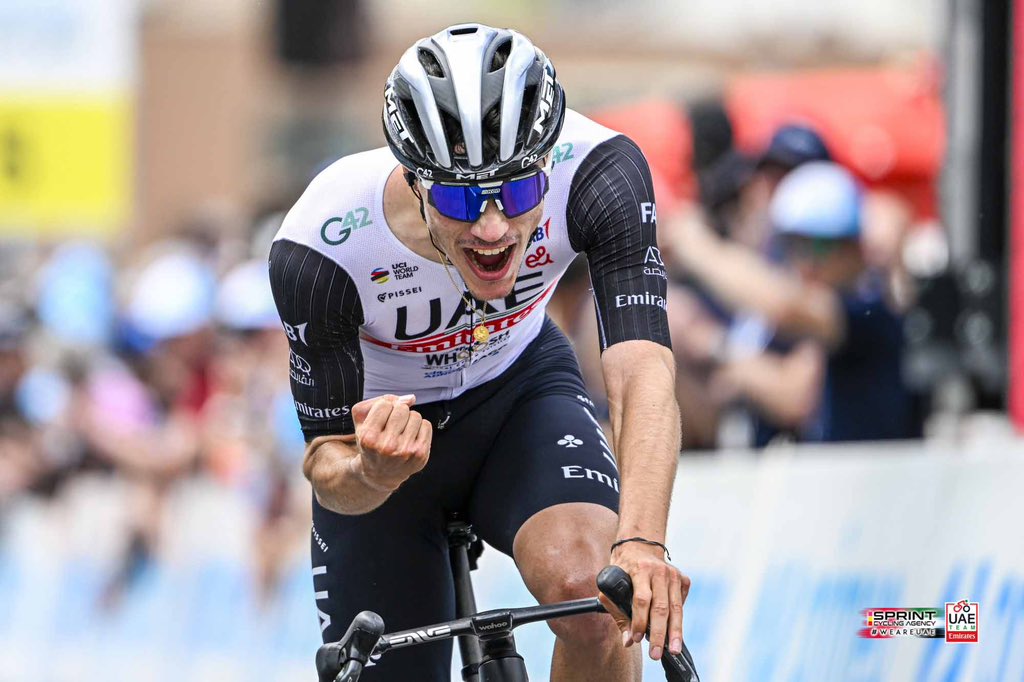 Con paciencia y perseverancia, las cosas terminan saliendo. Victoria en la etapa reina aquí en 🇨🇭. Vamos a luchar hasta el domingo por intentar mejorar en la GC. Gracias de nuevo a todo el <a href="/TeamEmiratesUAE/">@UAE-TeamEmirates</a> y espero que <a href="/ginomaeder/">Gino Mäder</a> esté bien 🙏🏼⁣