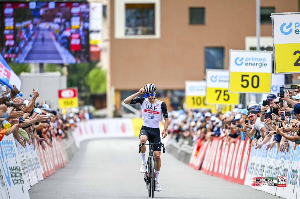 juann_ayuso's tweet photo. Con paciencia y perseverancia, las cosas terminan saliendo. Victoria en la etapa reina aquí en 🇨🇭. Vamos a luchar hasta el domingo por intentar mejorar en la GC. Gracias de nuevo a todo el @TeamEmiratesUAE y espero que @ginomaeder esté bien 🙏🏼⁣ https://t.co/FwgsNztKsA