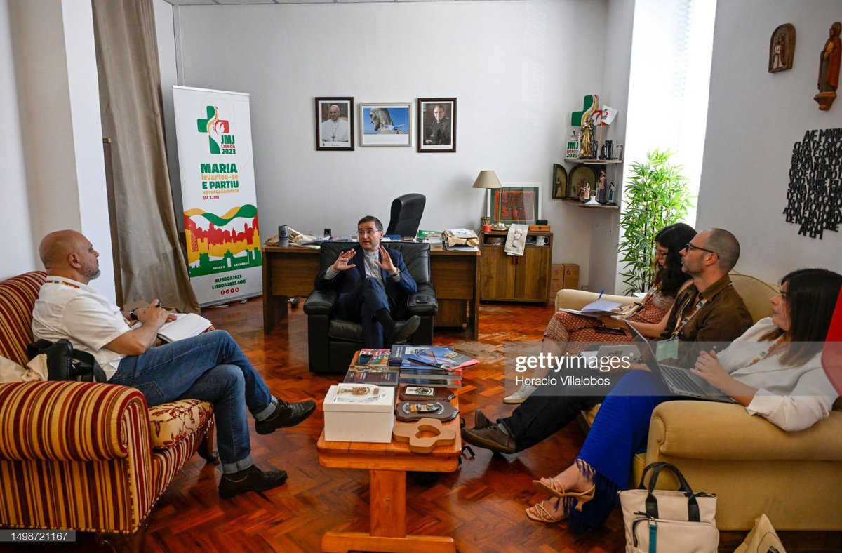 DaAiep's tweet photo. Os correspondentes estrangeiros reuniram-se com o D. Américo Aguiar, presidente da Fundação dos Jornadas mundiais da juventude, na sua sede em Lisboa.

Uma reunião de trabalho para a preparação da cobertura das JMJ em Lisboa em agosto.

 #JMJ #PapaFrancesco https://t.co/wW2IrmzU3a