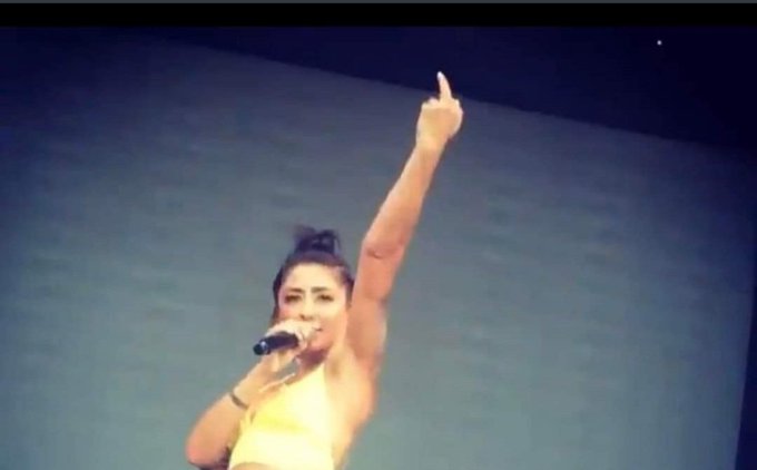 Herkes kim olduğunu o koltuklara nasıl oturduğunu iyi bilsin. Ak Partili olup seçmenine rağmen kararlar alamazsın.
Millet sizi desteklerken küfür yiyecek, hakaret işitecek, aşağılanacak siz Melek Mosso'ya sevgi pıtırcığı olacaksınız...  Yok öyle üç kuruşa beş köfte Cüneyt Yüksel