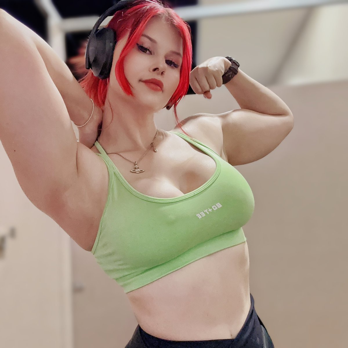 jennkindaexists on Twitter: "Hop on the bar let me shoulder press you"