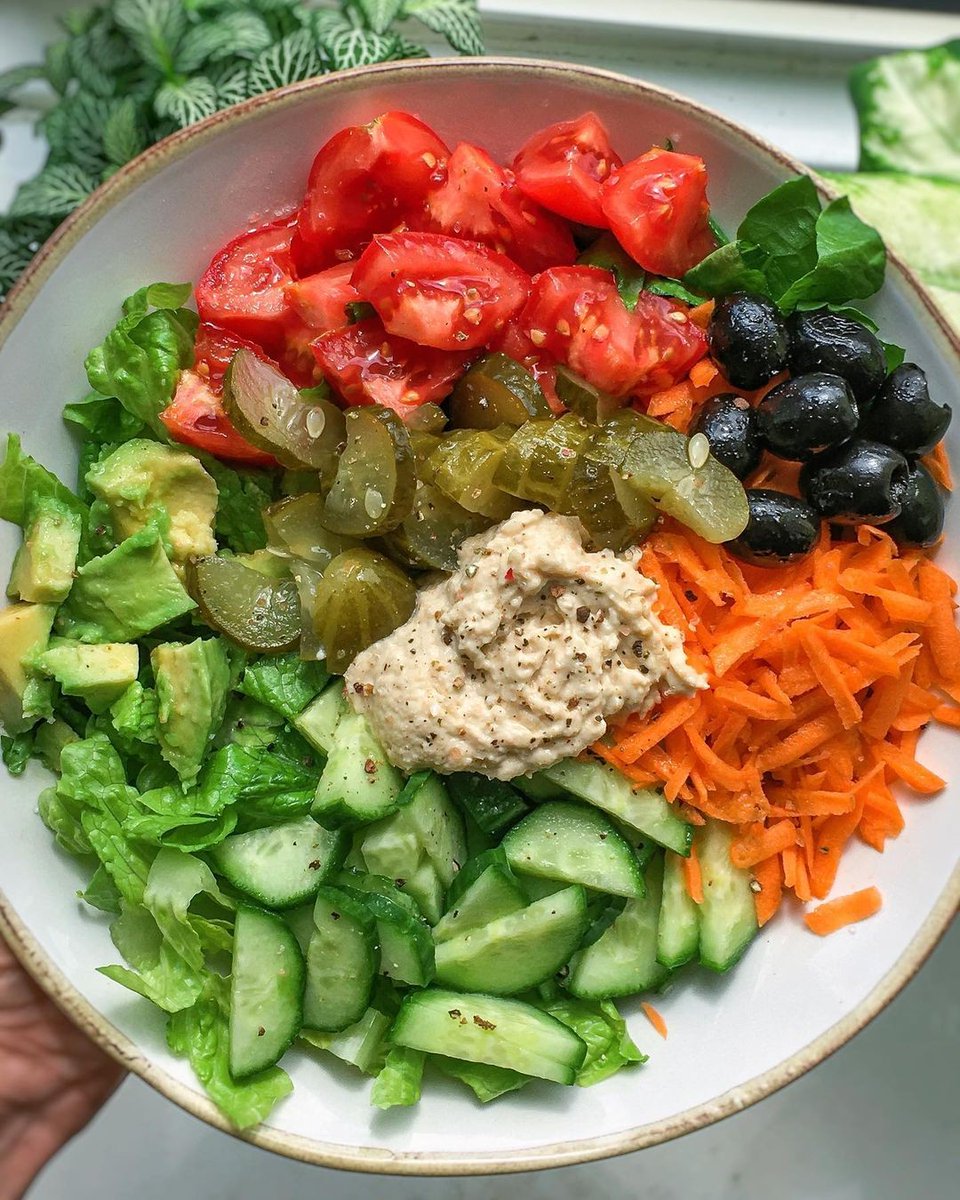 🥣 : a whole head of Romaine lettuce, avocado, cucumber, tomatoes, grated carrot, olives, pickles & a big dollop of hummus, salt & pepper to taste. Toss the salad together 

#saladbowl #hummusaddict #simplelife  #veganmeals #veganfoodshare  #nourishyourbody #eatmoreplants