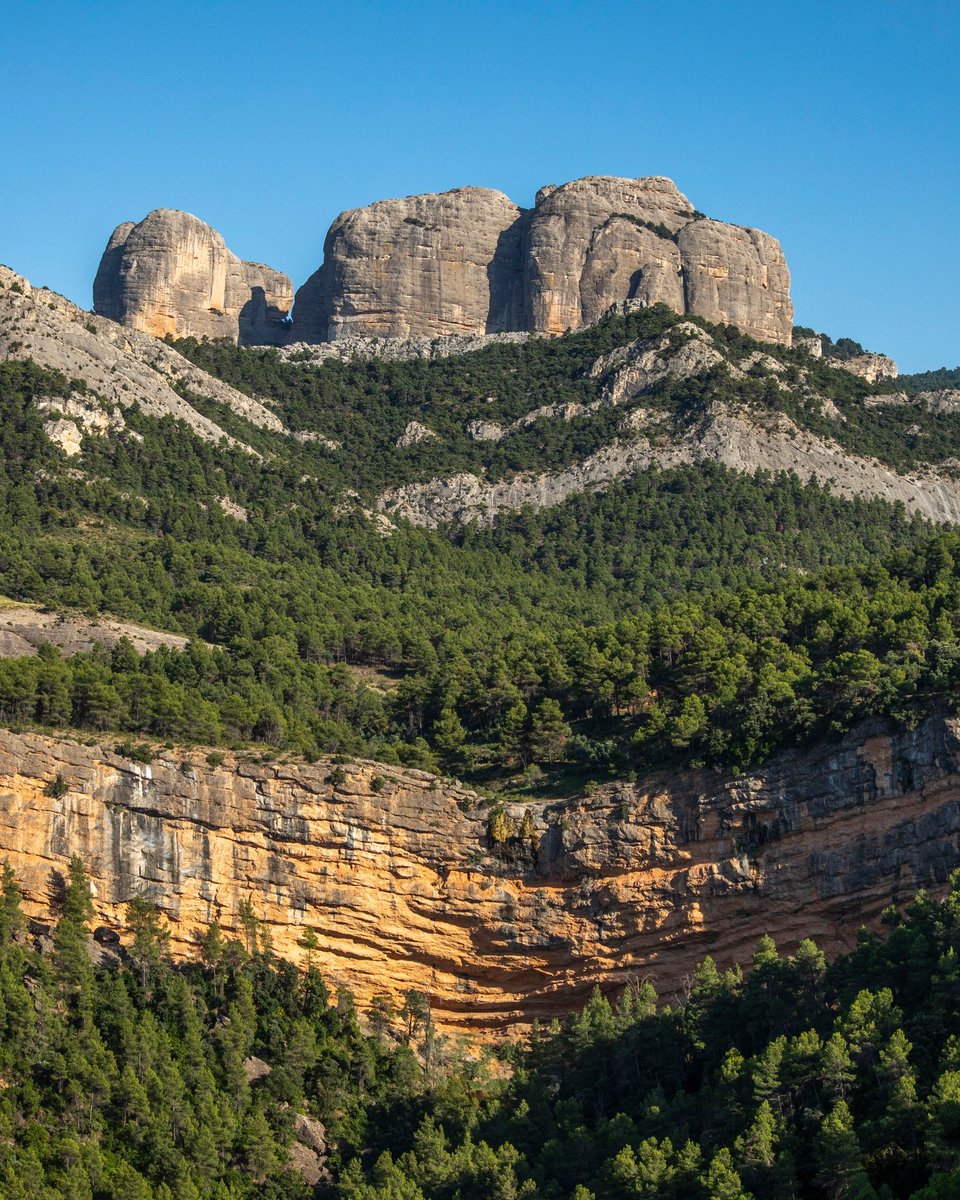 Les Roques de Benet presumeixen de 1.000 metres d'altitud. Amb la seva forma tant particular, no passen desapercebudes per a ningú. 💚 Fotos: @TerraAltaRural hotelmiralles.com #HotelMiralles #RuralTerraAlta #hortadesantjoan #terraalta #catalunyaexperience