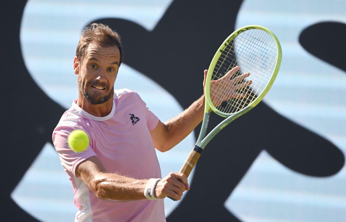 Quotidien_Sport's tweet photo. 𝗝𝗘𝗨, 𝗦𝗘𝗧 𝗘𝗧 𝗠𝗔𝗧𝗖𝗛 ⏱️🎾

🇬🇷 Tsitsipas 6 | 6 | 5 1️⃣
🇫🇷 Gasquet  7 | 2 | 7 2️⃣

📌 IL L’A FAIT !!!
Pour sa 600ème victoire, c’est Tsitsipas qu’il bat et quelle victoire 🤩
Bravo à lui 👏 

#StuttgartATP 🇩🇪 https://t.co/hhMEM0vq2R