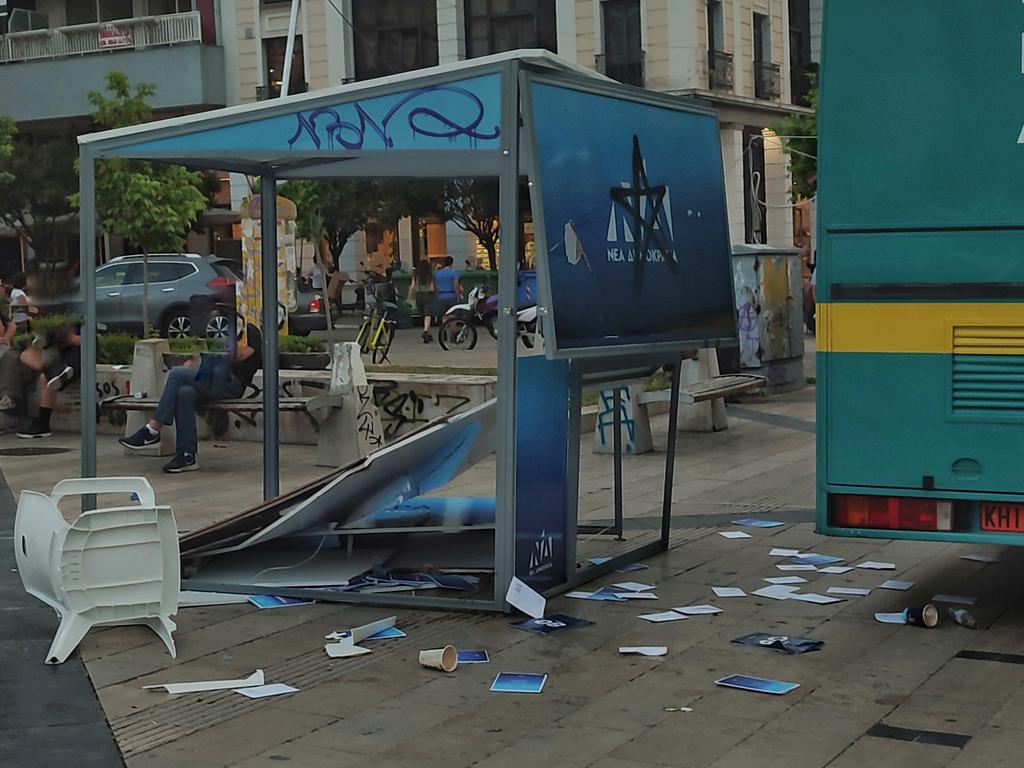 Καταστράφηκε το περίπτερο της ΝΔ μετά το τέλος της πορείας για την δολοφονία μεταναστών στην #Πυλος.
#antireport #Πατρα