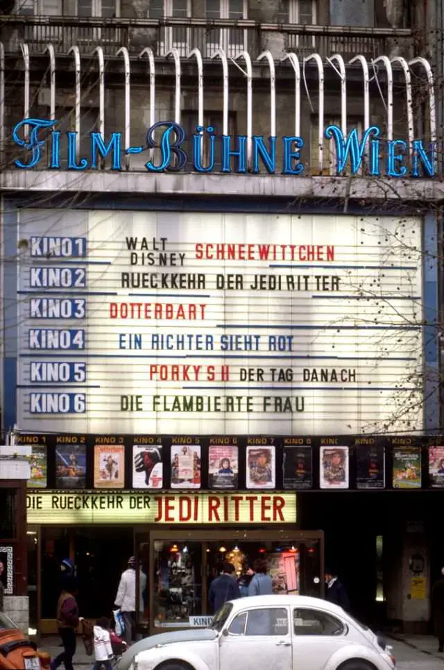 Divided Screen The Duality of Berlin's Cinemas in the 1980s 
#Berlin #cinema #moviehistory 
bygonely.com/berlin-cinemas…