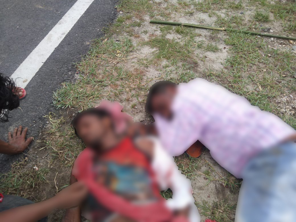 CpimPollachi's tweet image. மேற்குவங்கம்: இன்று சோப்ரா என்ற இடத்தில், வேட்பு மனுத் தாக்கல் செய்யப் போகும்போது திரிணாமூல் காங்கிரஸ் குண்டர்கள் நமது தோழர்கள் மீது துப்பாக்கியால் சுட்டனர். இரண்டு தோழர்கள் கொல்லப்பட்டனர். 20க்கும் மேற்பட்டோர் காயம் அடைந்தனர். #TMCTerror.#PanchayatElection2023