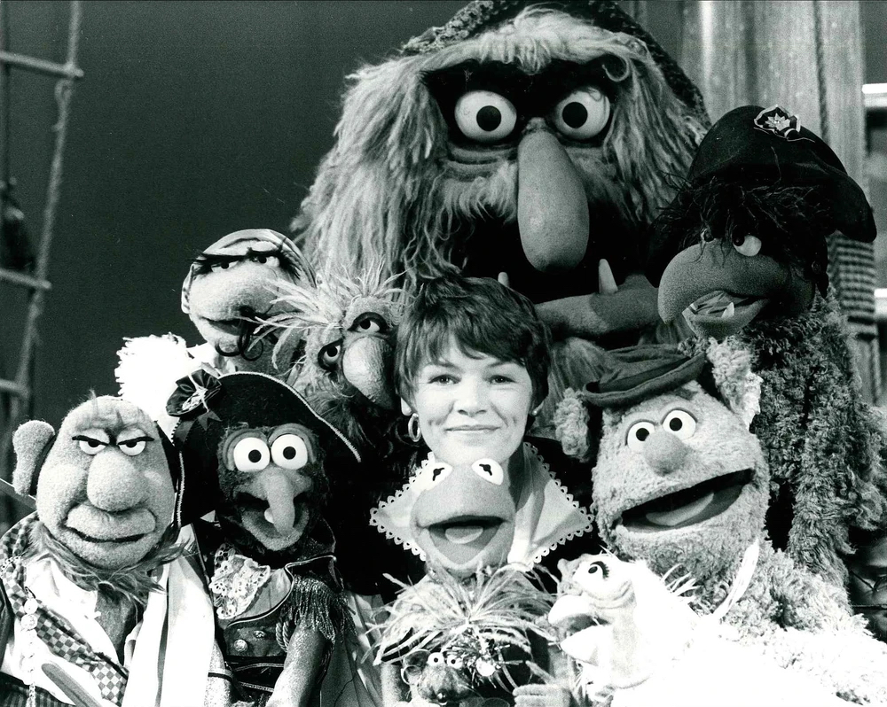TheMuppets's tweet photo. Here’s to Glenda Jackson, legendary actress and scourge of the Seven Seas! In her unforgettable episode of The Muppet Show, she and her merry band of plundering pirates turned our theater into a ship and set out to sea. We’ll always treasure the time we spent with you, Glenda. https://t.co/zQ8cPVc8Jk