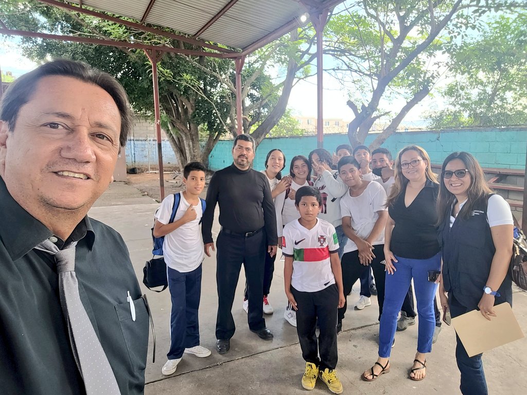 Aldoro's tweet photo. Hoy visitamos la escuela José Ramón Calix Figueroa de colonia La Cañada, en donde desde @UnitecRse @Ceutec_hn estamos apoyando al Programa Nacional de Transformación Educativa Digital #PNTED, fortaleciendo las capacidades digitales de docentes. Gran proyecto 👏 https://t.co/ms7Ps6QMIH