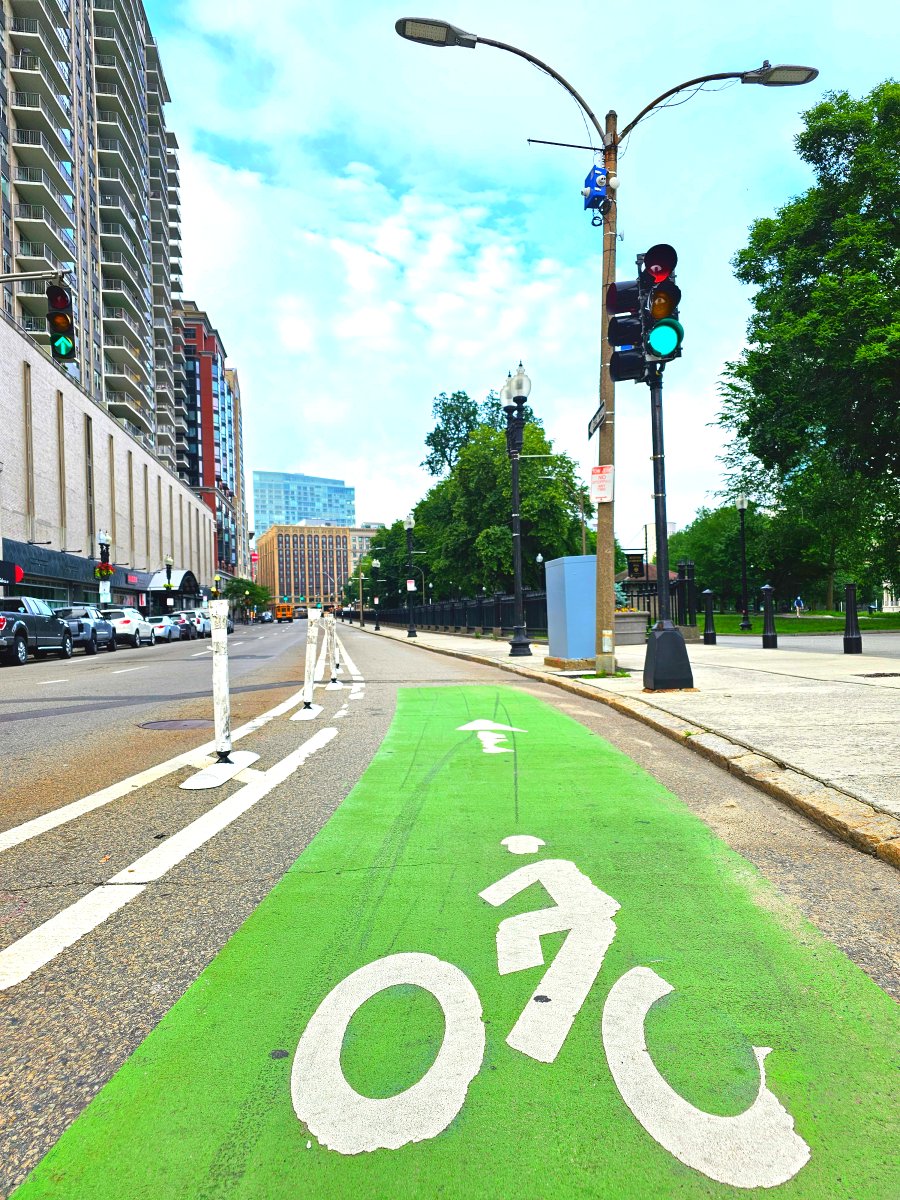 OnlyInBOS's tweet photo. The City of Boston installed high-comfort, dedicated bike lanes around Downtown Boston as part of an initiative to offer reliable transportation to travel in Boston and more access to fresh air and open spaces. https://t.co/LteCeaEw7s
