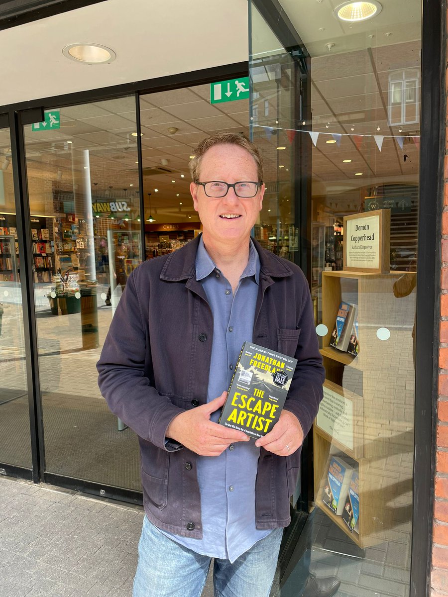 We were so excited when @Freedland popped in to say hello today. We absolutely love The Escape Artist - a thrilling, poignant and timely portrait of Rudolf Vrba. Jonathan kindly signed all our copies, if you're still looking for a good Father's Day gift, you need look no further!