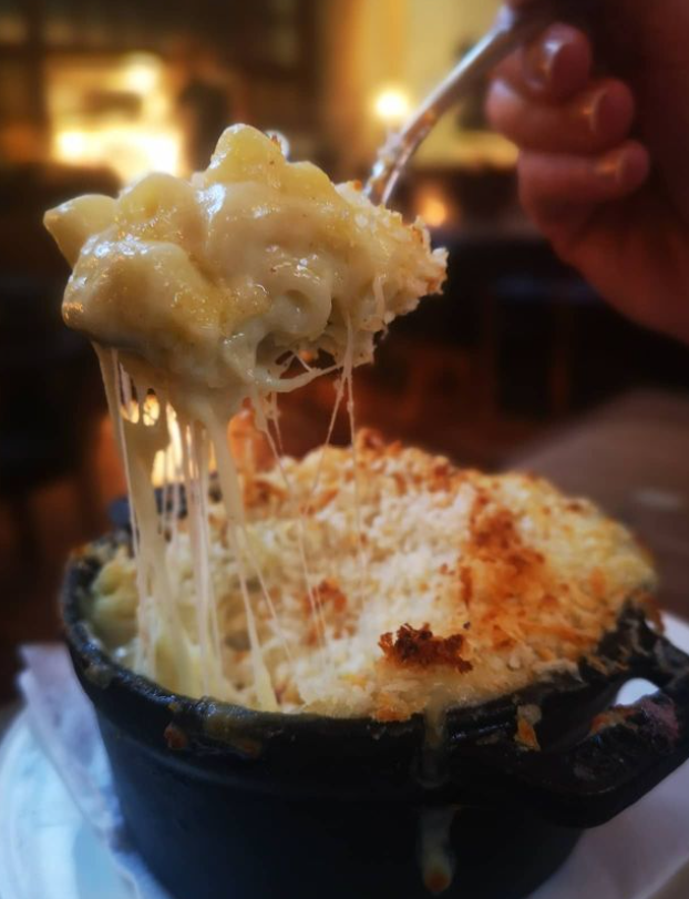 DaisyEv40's tweet photo. I see a bowl of mac n cheese and I have an overwhelming need to stick a spoon in it to check out the cheese strings.😍🍝 https://t.co/B6OGCa8SMH