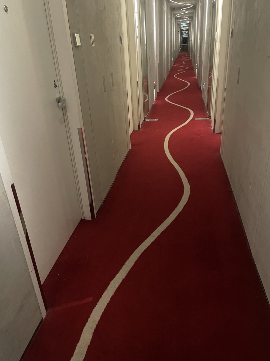 YuanfenFlow2's tweet photo. The hotel I’m staying at in Singapore was obviously designed with the heavy drinking tourist in mind #MSocial https://t.co/0buMywi3Ik