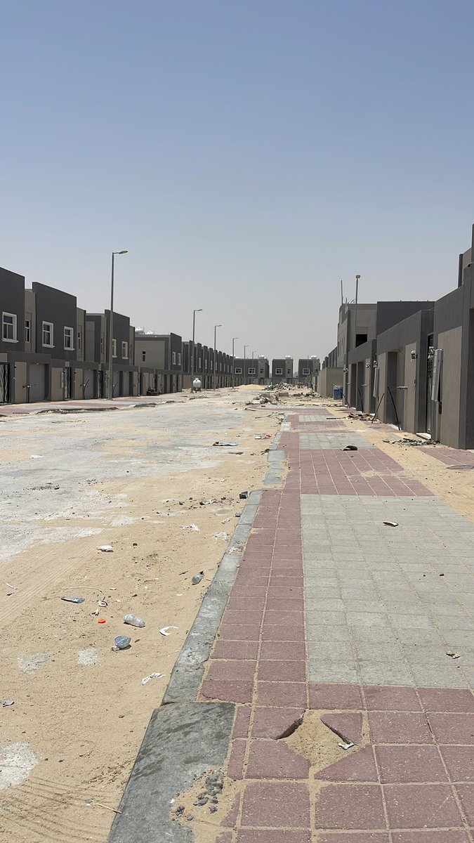 iamsh2011's tweet photo. تخيلو دخلنا اربعة شهور والمشروع متوقف عن العمل الزمرد والمرجان احياء هجرت من العماله. !!!؟؟ سالنا وكان جوابهم ( مافي فلوس ) ثلاث سنوات انتظر بيتي 💔وين الجهات الرقابيه
#وافي #وزارة_الاسكان #جودة_الحياة @QOL_2030 @SaudiHousingCC @wafi__sa @alekhbariyatv  #متضرري_مشروع_سدين_السكني https://t.co/n38uneVg6M
