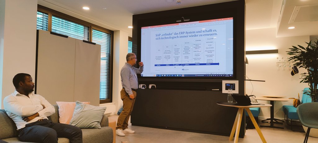 Timo_John's tweet image. @peter_langner is explaining nicely the History of @SAP at the #SAPStammtisch bei @computerfutures.
Nice to meet some local #SapGeeks.