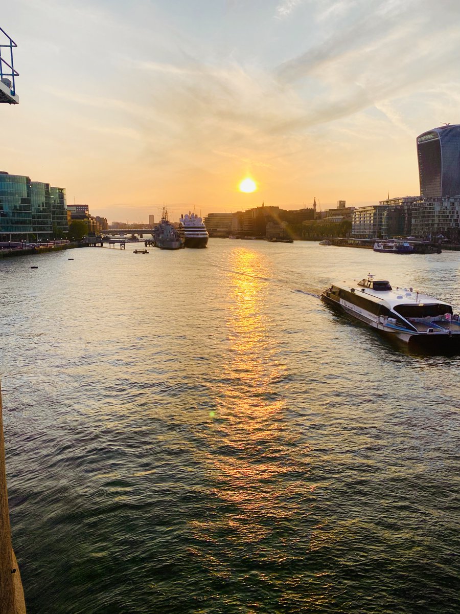📍#londonbridge 

📷 instagram.com/p/CtAVC7xSyS2/

#sunrise_and_sunsets #sunsetlovers #sunsetphotography #sunsetlover #sunsets #sunsetbeach #sunsetsky #sunsetlandscape