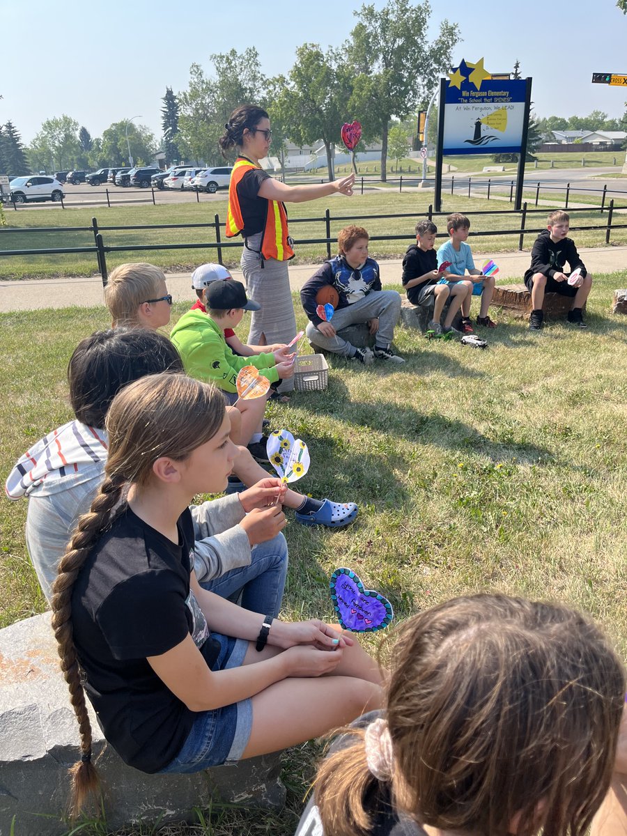 Win_Ferguson's tweet photo. Mrs. McGregor's class using our outdoor classroom for a creative and reflective activity! @Win_Ferguson https://t.co/VzcbrLKvrq