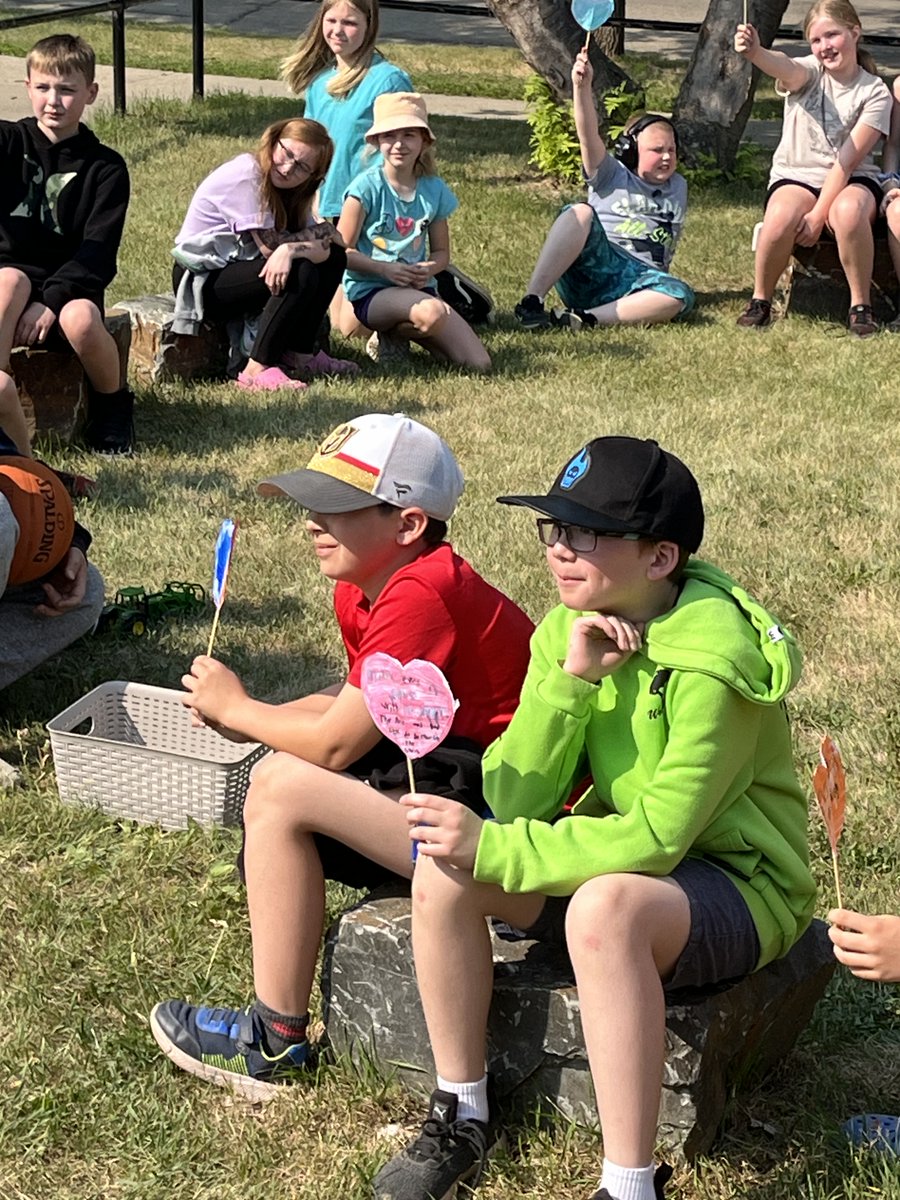 Win_Ferguson's tweet photo. Mrs. McGregor's class using our outdoor classroom for a creative and reflective activity! @Win_Ferguson https://t.co/VzcbrLKvrq