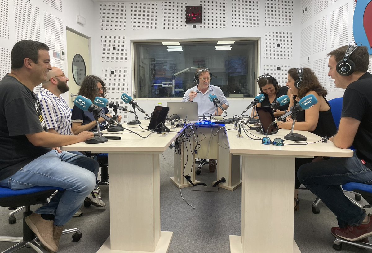 🔝Esta tarde han querido despedir a nuestro compañero Ramón García Del Real en su último día en la emisora algunos de sus colaboradores (y sobre todo amigos) durante toda su trayectoria profesional. 

FELIZ JUBILACIÓN COMPAÑERO 😊😘